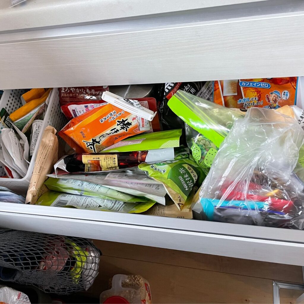 食器棚／引き出しの様子