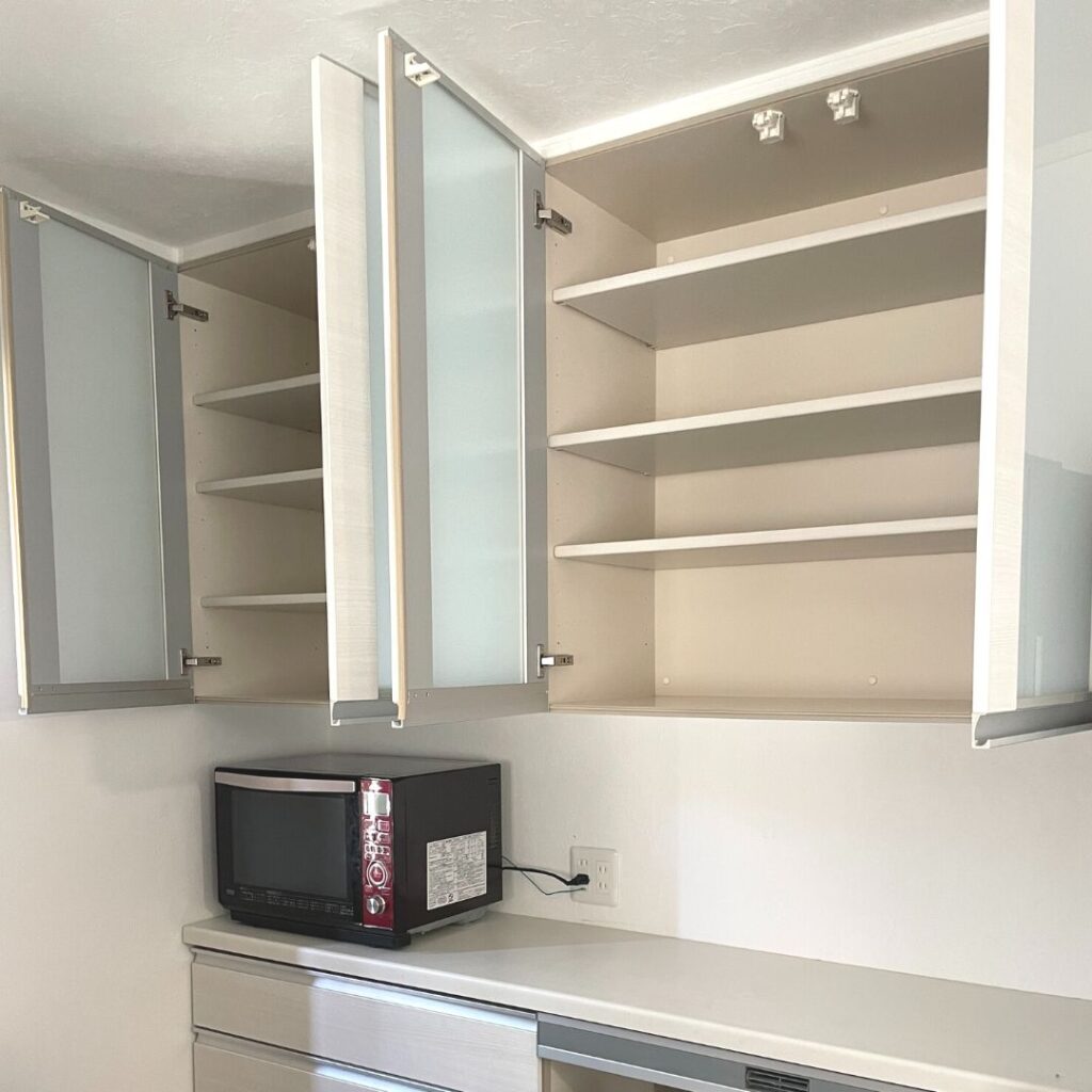 食器棚を空にした様子