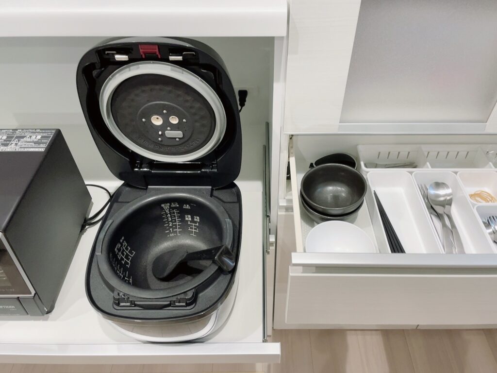 炊飯器の近くにお茶碗を収納すると使いやすい